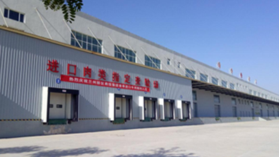 布局全省物流樞紐，充分利用已建成冷庫(kù)及冷鏈運(yùn)輸設(shè)施設(shè)備，結(jié)合區(qū)域經(jīng)濟(jì)特色，配套建設(shè)冷鏈物流設(shè)施、建立全省冷鏈中心、區(qū)域庫(kù)、分撥點(diǎn)三級(jí)物流網(wǎng)絡(luò)，形成以冷鏈集貨、精深加工、產(chǎn)品包裝、銷(xiāo)售配送、防疫消殺等為一體的冷鏈產(chǎn)業(yè)體系；積極拓展貨源，引入進(jìn)口肉類(lèi)、冰鮮水果等，滿(mǎn)足城鄉(xiāng)消費(fèi)升級(jí)和多元化需求；爭(zhēng)取納入國(guó)家級(jí)骨干冷鏈物流基地布局，促進(jìn)我省“牛羊菜果薯藥”等特色農(nóng)產(chǎn)品“走出省門(mén)，走向世界”。