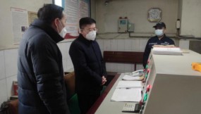  王月成、李建軍在春節(jié)期間檢查慰問(wèn)